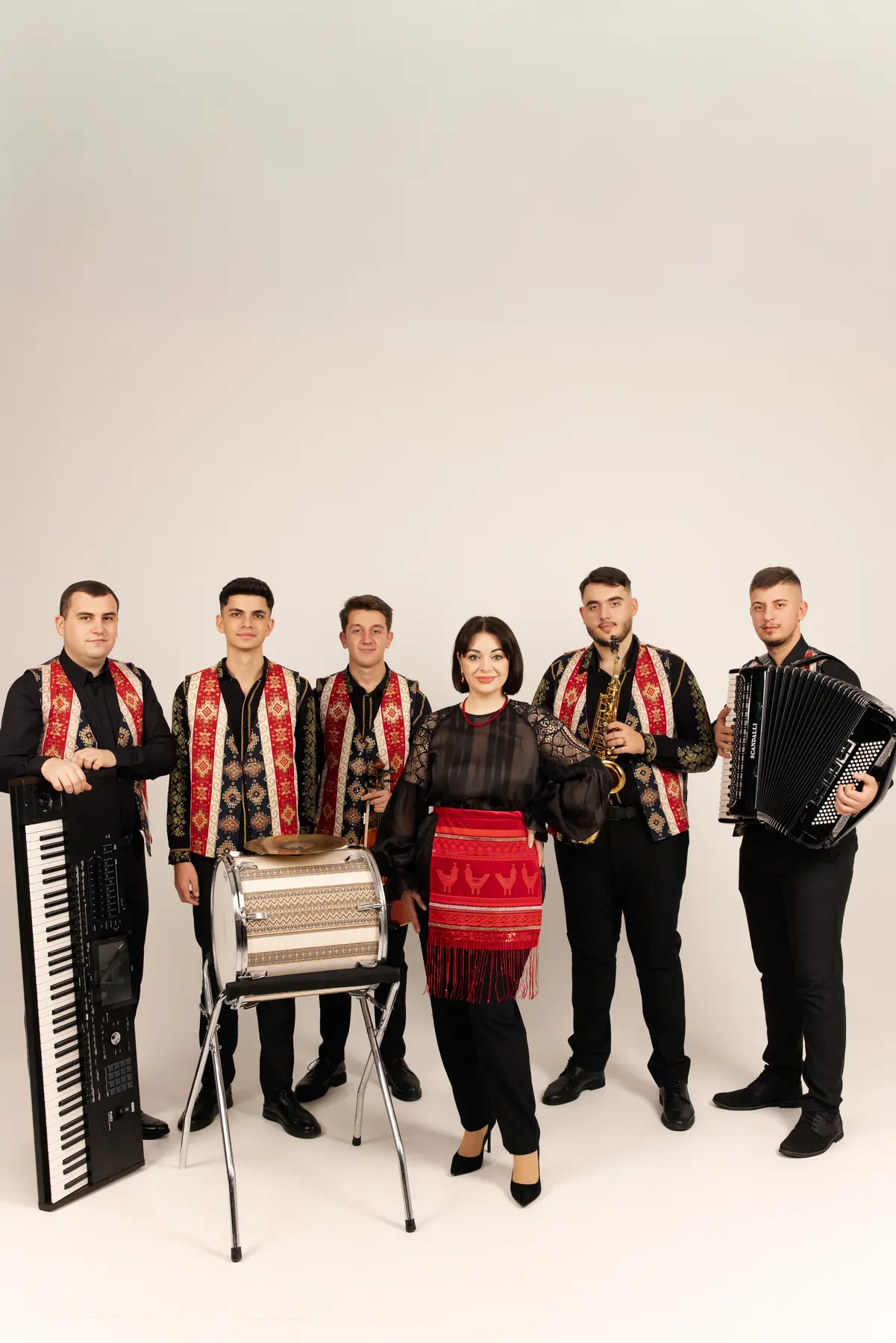 Echipa Ceardaș într-un portret de grup cu elemente tradiționale