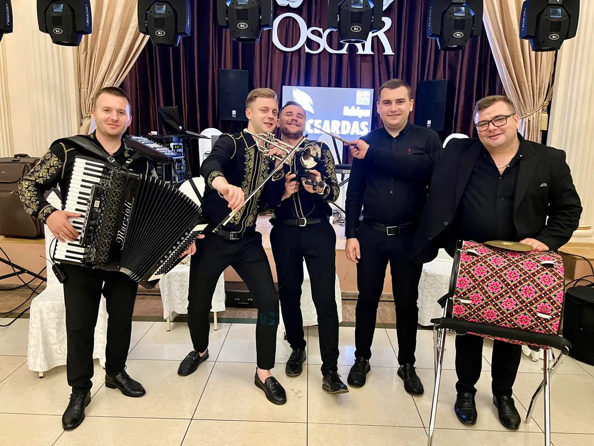 Echipa Ceardaș interpretând live la un eveniment