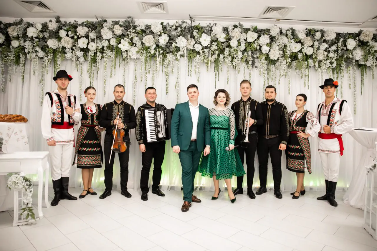 Echipa Ceardaș interpretând muzică live la o nuntă în Moldova